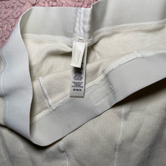 SKIMs Ribbed Cream Set - Picture 6 of 6
